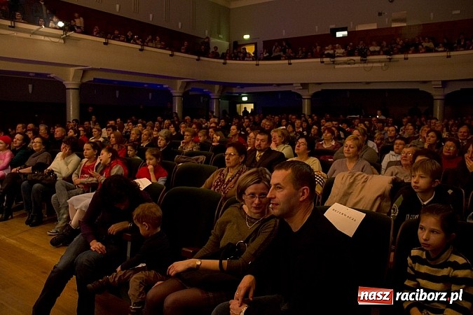 Zdjęcie w galerii na portalu naszraciborz.pl: Pełna widownia na świątecznym koncercie Źródła. Stowarzyszenie ma już 15 lat! wiadomości z regionu