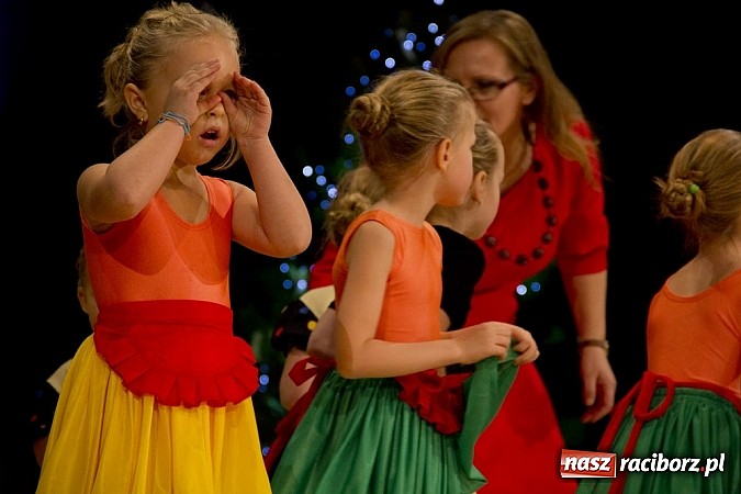 Zdjęcie w galerii na portalu naszraciborz.pl: Pełna widownia na świątecznym koncercie Źródła. Stowarzyszenie ma już 15 lat! wiadomości z regionu