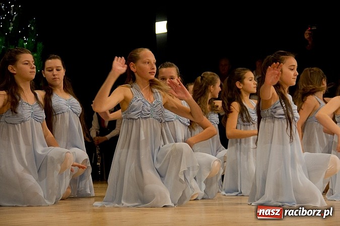 Zdjęcie w galerii na portalu naszraciborz.pl: Pełna widownia na świątecznym koncercie Źródła. Stowarzyszenie ma już 15 lat! wiadomości z regionu