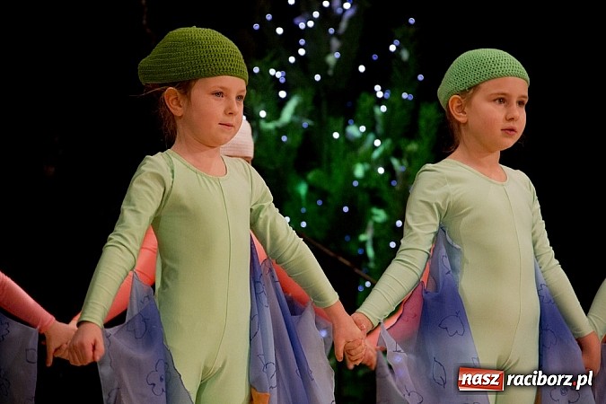 Zdjęcie w galerii na portalu naszraciborz.pl: Pełna widownia na świątecznym koncercie Źródła. Stowarzyszenie ma już 15 lat! wiadomości z regionu