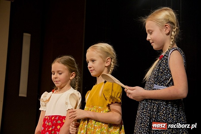 Zdjęcie w galerii na portalu naszraciborz.pl: Pełna widownia na świątecznym koncercie Źródła. Stowarzyszenie ma już 15 lat! wiadomości z regionu