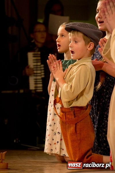 Zdjęcie w galerii na portalu naszraciborz.pl: Pełna widownia na świątecznym koncercie Źródła. Stowarzyszenie ma już 15 lat! wiadomości z regionu