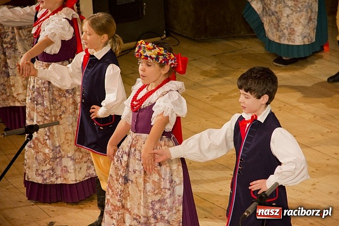 Zdjęcie w galerii na portalu naszraciborz.pl: Pełna widownia na świątecznym koncercie Źródła. Stowarzyszenie ma już 15 lat! wiadomości z regionu