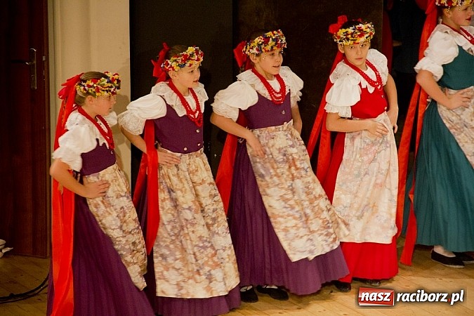 Zdjęcie w galerii na portalu naszraciborz.pl: Pełna widownia na świątecznym koncercie Źródła. Stowarzyszenie ma już 15 lat! wiadomości z regionu