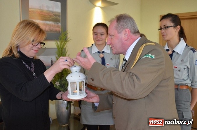 Zdjęcie w galerii na portalu naszraciborz.pl: Betlejemskie Światło Pokoju zaświeciło w Funduszu wiadomości z regionu