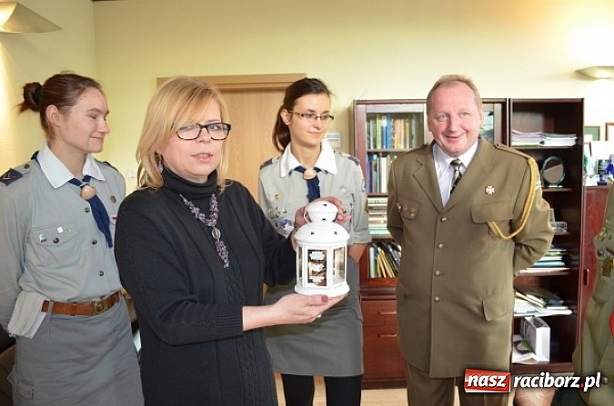 Zdjęcie w galerii na portalu naszraciborz.pl: Betlejemskie Światło Pokoju zaświeciło w Funduszu wiadomości z regionu