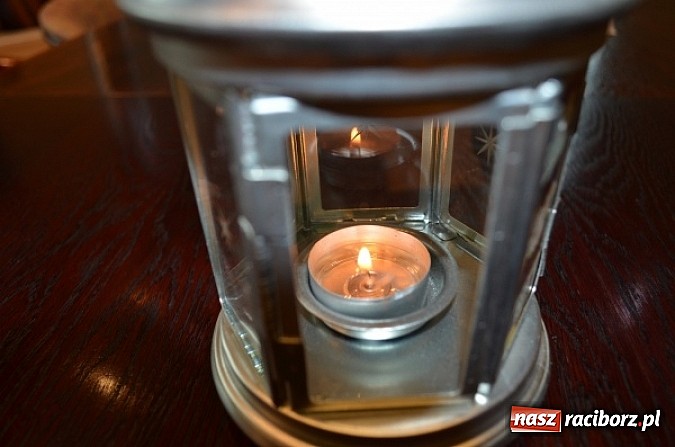 Zdjęcie w galerii na portalu naszraciborz.pl: Betlejemskie Światło Pokoju zaświeciło w Funduszu wiadomości z regionu