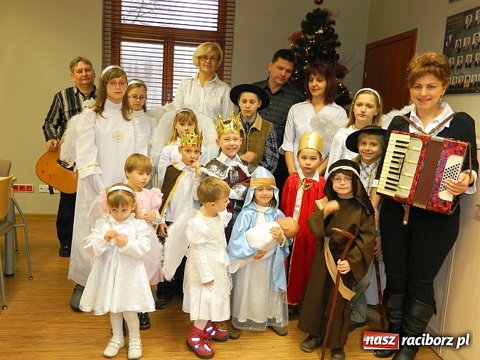 Zdjęcie w galerii na portalu naszraciborz.pl: Mali kolędnicy zaśpiewali staroście oraz w ratuszu wiadomości z regionu