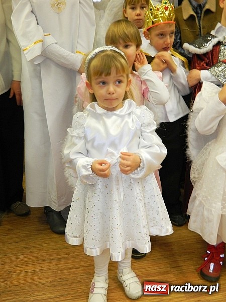 Zdjęcie w galerii na portalu naszraciborz.pl: Mali kolędnicy zaśpiewali staroście oraz w ratuszu wiadomości z regionu