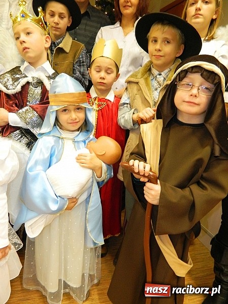 Zdjęcie w galerii na portalu naszraciborz.pl: Mali kolędnicy zaśpiewali staroście oraz w ratuszu wiadomości z regionu