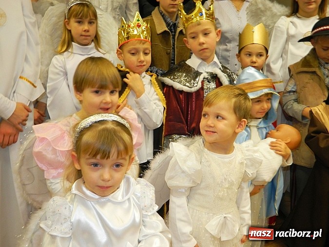 Zdjęcie w galerii na portalu naszraciborz.pl: Mali kolędnicy zaśpiewali staroście oraz w ratuszu wiadomości z regionu