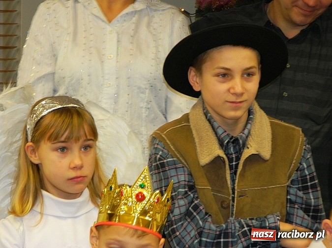 Zdjęcie w galerii na portalu naszraciborz.pl: Mali kolędnicy zaśpiewali staroście oraz w ratuszu wiadomości z regionu