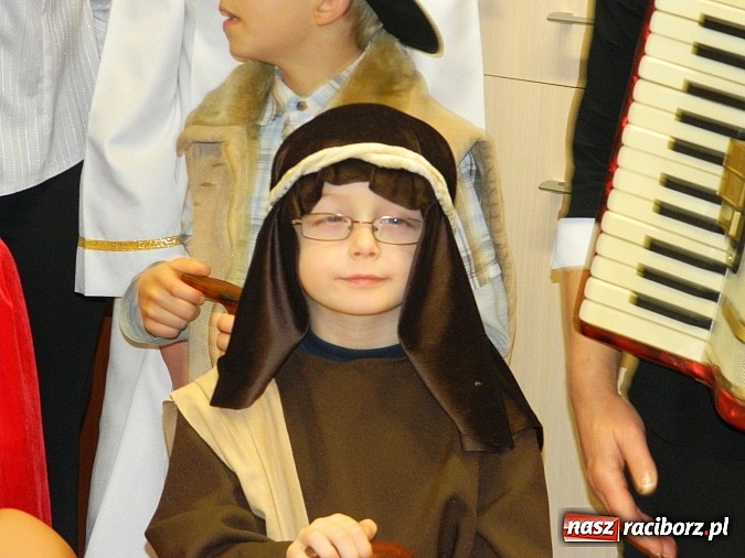 Zdjęcie w galerii na portalu naszraciborz.pl: Mali kolędnicy zaśpiewali staroście oraz w ratuszu wiadomości z regionu