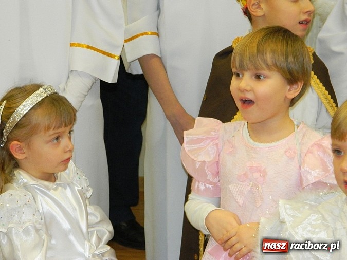 Zdjęcie w galerii na portalu naszraciborz.pl: Mali kolędnicy zaśpiewali staroście oraz w ratuszu wiadomości z regionu
