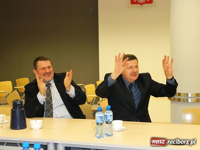 Zdjęcie w galerii na portalu naszraciborz.pl: Mali kolędnicy zaśpiewali staroście oraz w ratuszu wiadomości z regionu