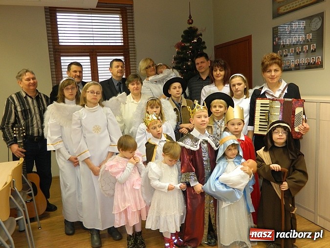 Zdjęcie w galerii na portalu naszraciborz.pl: Mali kolędnicy zaśpiewali staroście oraz w ratuszu wiadomości z regionu