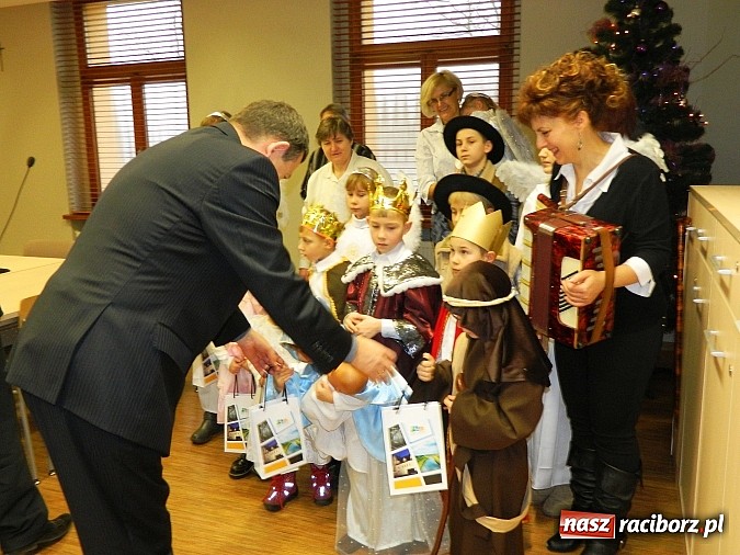 Zdjęcie w galerii na portalu naszraciborz.pl: Mali kolędnicy zaśpiewali staroście oraz w ratuszu wiadomości z regionu