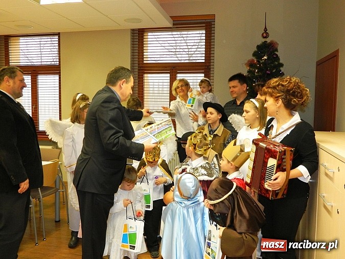 Zdjęcie w galerii na portalu naszraciborz.pl: Mali kolędnicy zaśpiewali staroście oraz w ratuszu wiadomości z regionu
