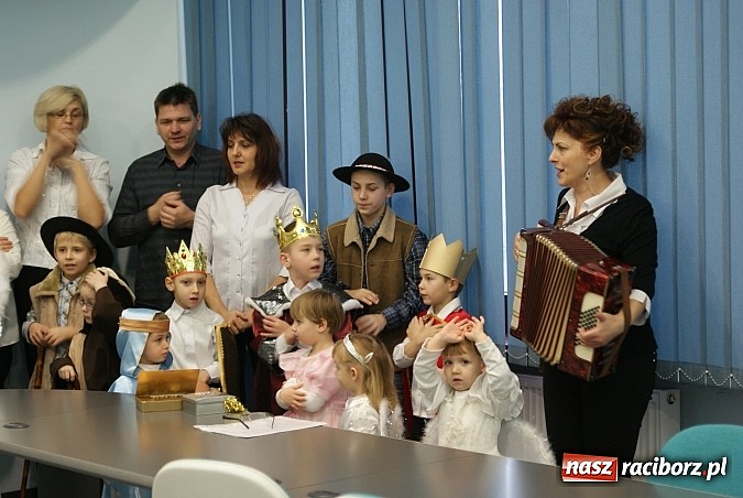 Zdjęcie w galerii na portalu naszraciborz.pl: Mali kolędnicy zaśpiewali staroście oraz w ratuszu wiadomości z regionu