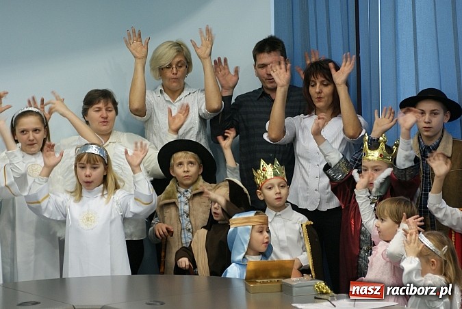 Zdjęcie w galerii na portalu naszraciborz.pl: Mali kolędnicy zaśpiewali staroście oraz w ratuszu wiadomości z regionu