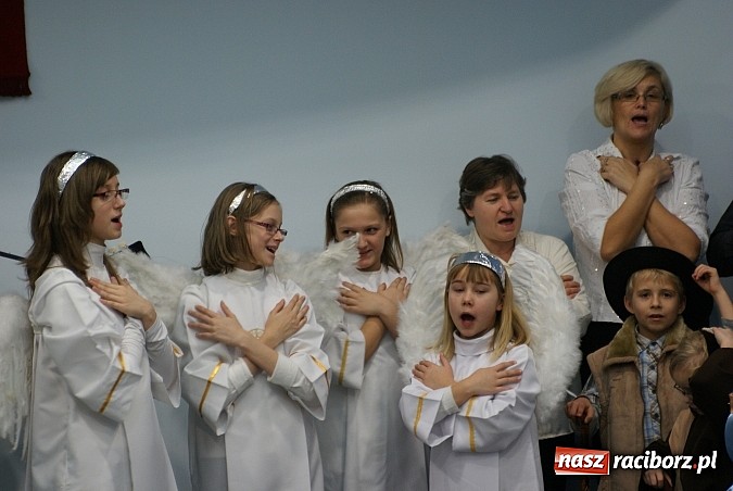 Zdjęcie w galerii na portalu naszraciborz.pl: Mali kolędnicy zaśpiewali staroście oraz w ratuszu wiadomości z regionu