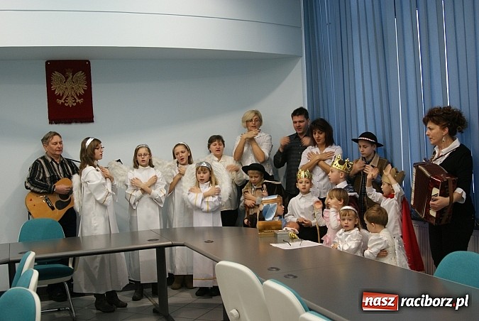 Zdjęcie w galerii na portalu naszraciborz.pl: Mali kolędnicy zaśpiewali staroście oraz w ratuszu wiadomości z regionu