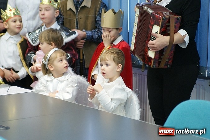 Zdjęcie w galerii na portalu naszraciborz.pl: Mali kolędnicy zaśpiewali staroście oraz w ratuszu wiadomości z regionu