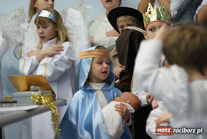 Zdjęcie w galerii na portalu naszraciborz.pl: Mali kolędnicy zaśpiewali staroście oraz w ratuszu wiadomości z regionu