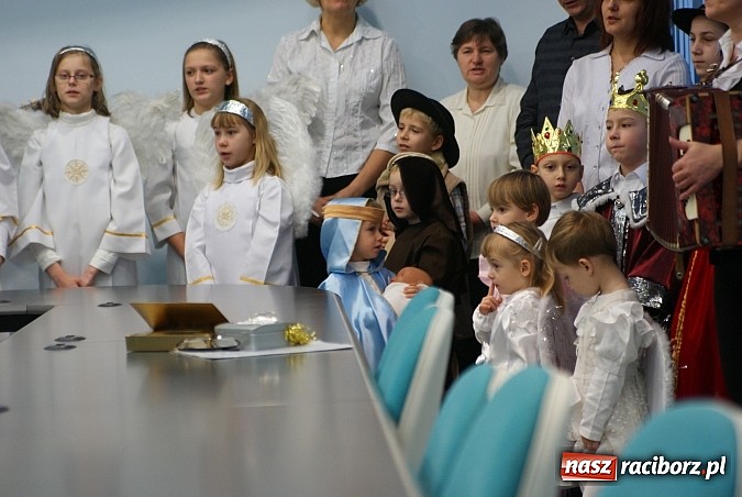 Zdjęcie w galerii na portalu naszraciborz.pl: Mali kolędnicy zaśpiewali staroście oraz w ratuszu wiadomości z regionu