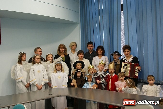 Zdjęcie w galerii na portalu naszraciborz.pl: Mali kolędnicy zaśpiewali staroście oraz w ratuszu wiadomości z regionu