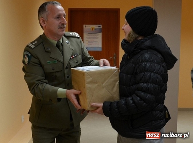 Zdjęcie w galerii na portalu naszraciborz.pl: Choinkowe prezenty od Straży Granicznej wiadomości z regionu