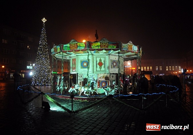 Zdjęcie w galerii na portalu naszraciborz.pl: Świąteczny jarmark na Rynku - wiktoriańska karuzela i dziesiątki stoisk wiadomości z regionu
