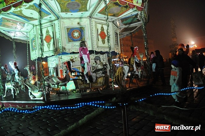 Zdjęcie w galerii na portalu naszraciborz.pl: Świąteczny jarmark na Rynku - wiktoriańska karuzela i dziesiątki stoisk wiadomości z regionu