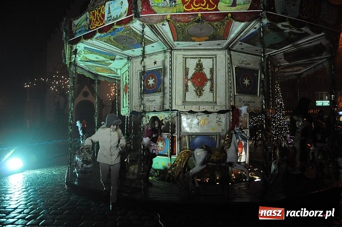 Zdjęcie w galerii na portalu naszraciborz.pl: Świąteczny jarmark na Rynku - wiktoriańska karuzela i dziesiątki stoisk wiadomości z regionu
