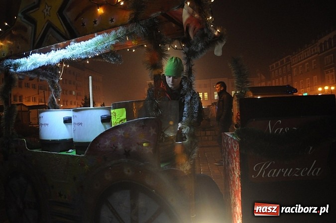 Zdjęcie w galerii na portalu naszraciborz.pl: Świąteczny jarmark na Rynku - wiktoriańska karuzela i dziesiątki stoisk wiadomości z regionu
