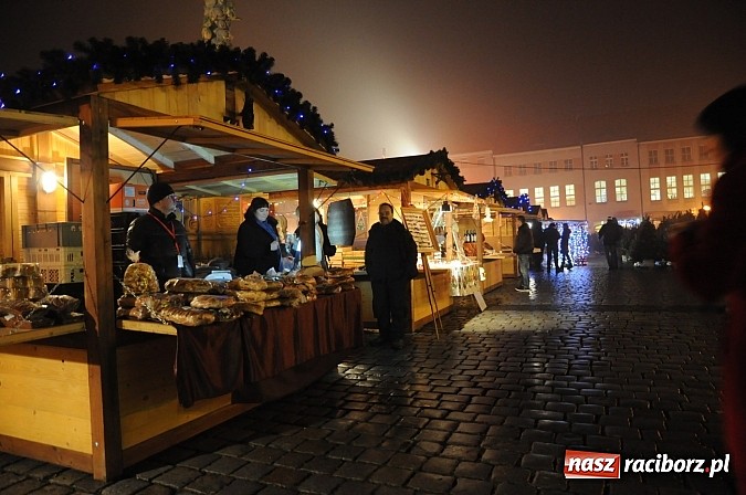 Zdjęcie w galerii na portalu naszraciborz.pl: Świąteczny jarmark na Rynku - wiktoriańska karuzela i dziesiątki stoisk wiadomości z regionu