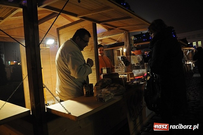 Zdjęcie w galerii na portalu naszraciborz.pl: Świąteczny jarmark na Rynku - wiktoriańska karuzela i dziesiątki stoisk wiadomości z regionu