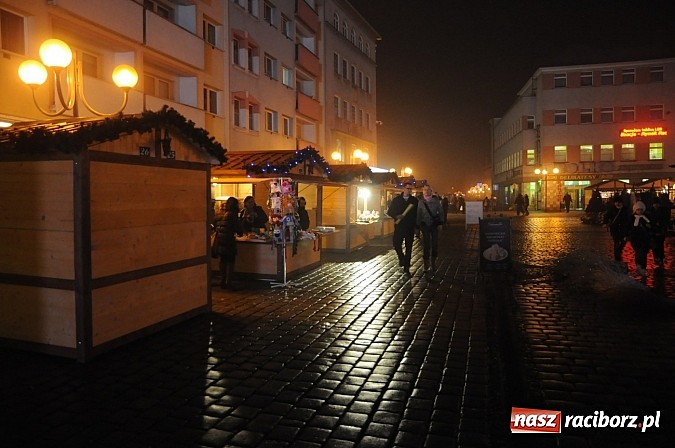 Zdjęcie w galerii na portalu naszraciborz.pl: Świąteczny jarmark na Rynku - wiktoriańska karuzela i dziesiątki stoisk wiadomości z regionu