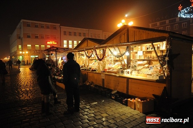 Zdjęcie w galerii na portalu naszraciborz.pl: Świąteczny jarmark na Rynku - wiktoriańska karuzela i dziesiątki stoisk wiadomości z regionu