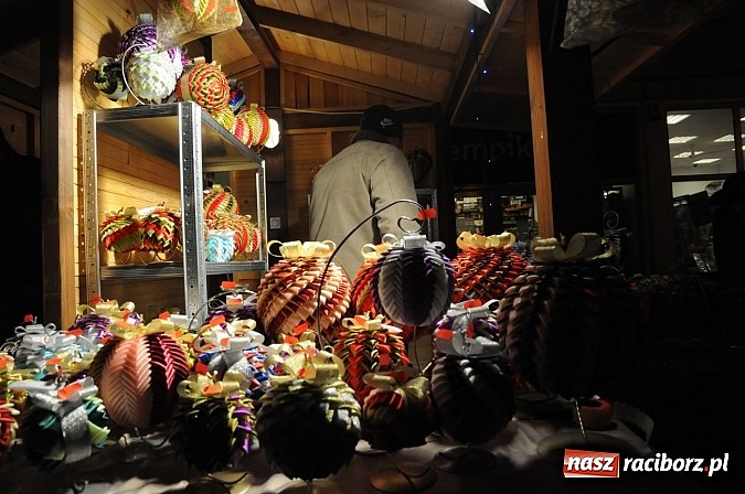 Zdjęcie w galerii na portalu naszraciborz.pl: Świąteczny jarmark na Rynku - wiktoriańska karuzela i dziesiątki stoisk wiadomości z regionu
