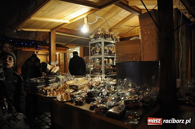 Zdjęcie w galerii na portalu naszraciborz.pl: Świąteczny jarmark na Rynku - wiktoriańska karuzela i dziesiątki stoisk wiadomości z regionu