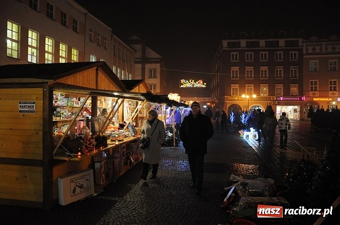 Zdjęcie w galerii na portalu naszraciborz.pl: Świąteczny jarmark na Rynku - wiktoriańska karuzela i dziesiątki stoisk wiadomości z regionu