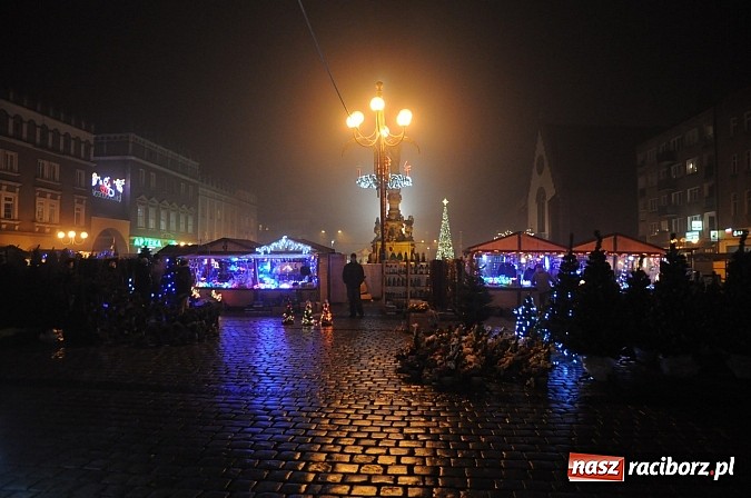 Zdjęcie w galerii na portalu naszraciborz.pl: Świąteczny jarmark na Rynku - wiktoriańska karuzela i dziesiątki stoisk wiadomości z regionu