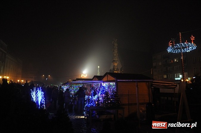 Zdjęcie w galerii na portalu naszraciborz.pl: Świąteczny jarmark na Rynku - wiktoriańska karuzela i dziesiątki stoisk wiadomości z regionu