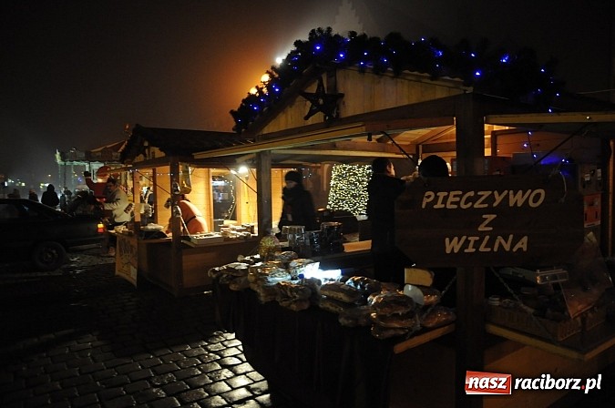 Zdjęcie w galerii na portalu naszraciborz.pl: Świąteczny jarmark na Rynku - wiktoriańska karuzela i dziesiątki stoisk wiadomości z regionu
