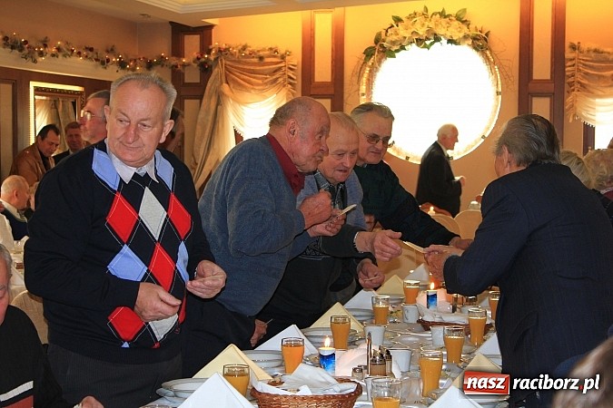 Zdjęcie w galerii na portalu naszraciborz.pl: Wigilijny posiłek dla samotnych wiadomości z regionu