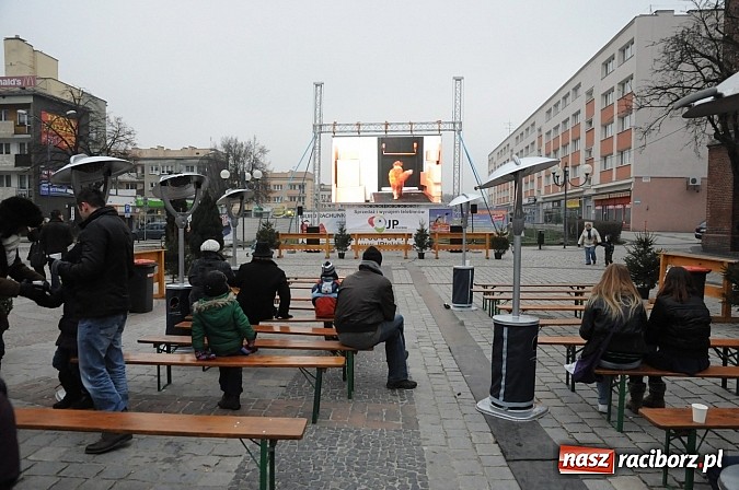 Zdjęcie w galerii na portalu naszraciborz.pl: Ruszyło kino w plenerze. Jutro Listy do M. na raciborskim Rynku wiadomości z regionu
