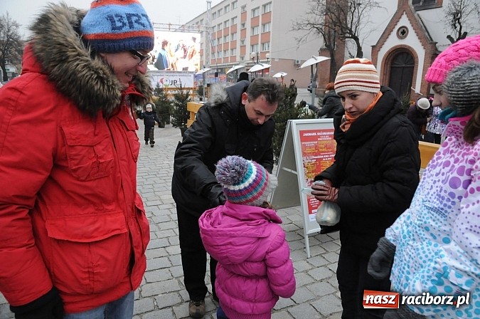 Zdjęcie w galerii na portalu naszraciborz.pl: Ruszyło kino w plenerze. Jutro Listy do M. na raciborskim Rynku wiadomości z regionu