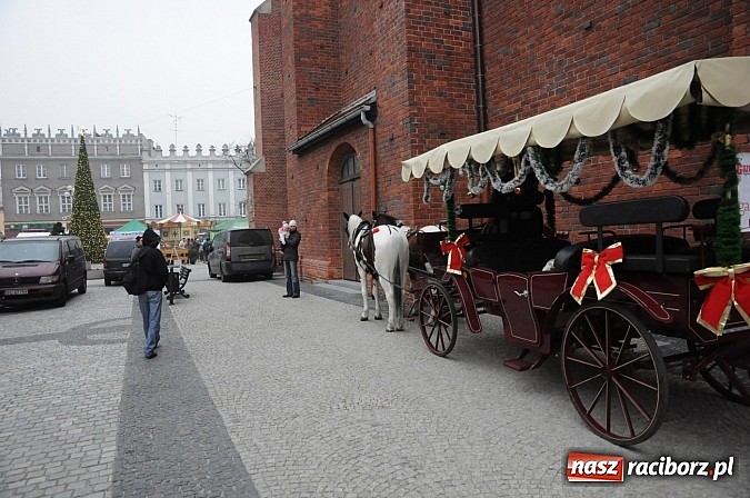 Zdjęcie w galerii na portalu naszraciborz.pl: Ruszyło kino w plenerze. Jutro Listy do M. na raciborskim Rynku wiadomości z regionu