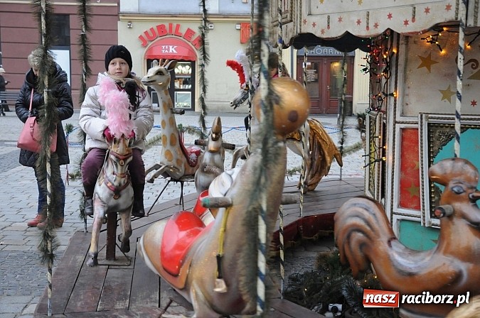 Zdjęcie w galerii na portalu naszraciborz.pl: Ruszyło kino w plenerze. Jutro Listy do M. na raciborskim Rynku wiadomości z regionu